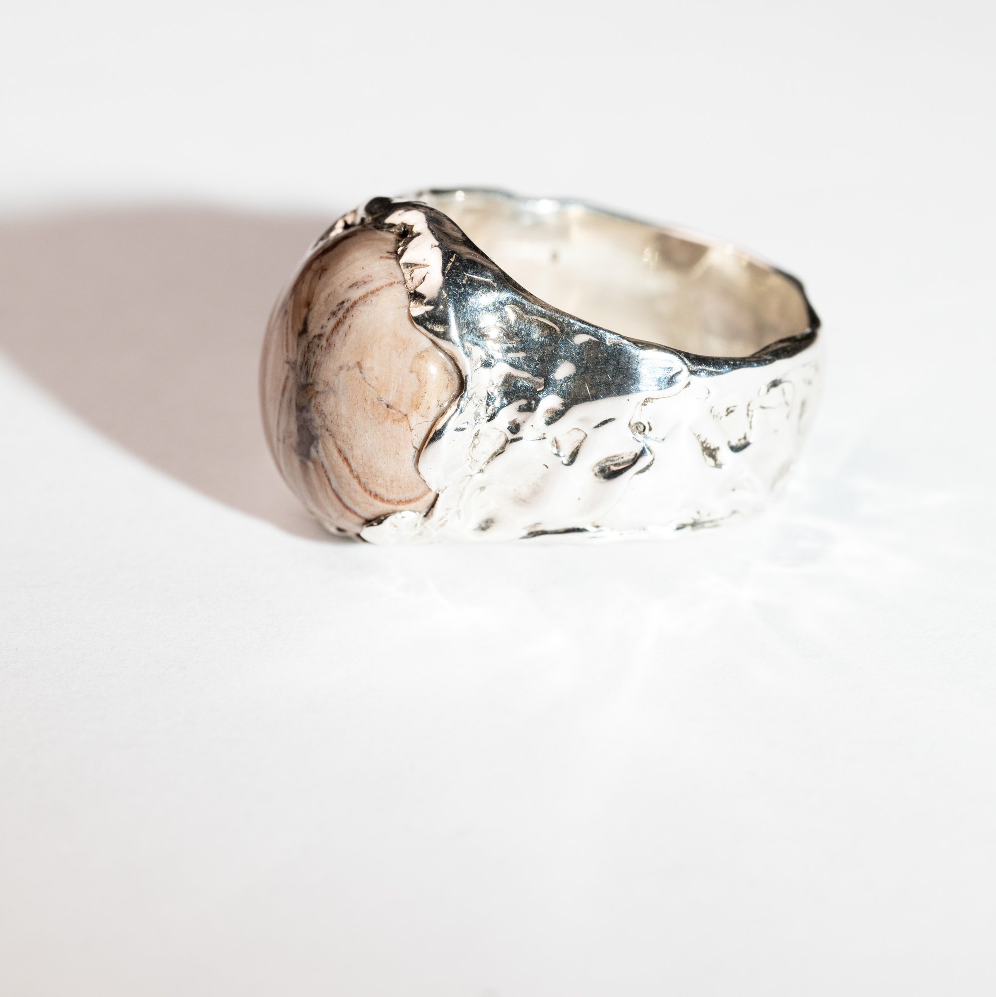 Каблучка зі зкамʼянілим деревом - зображення 2