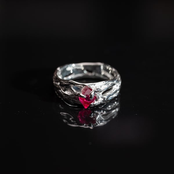 Каблучка зі шпінеллю