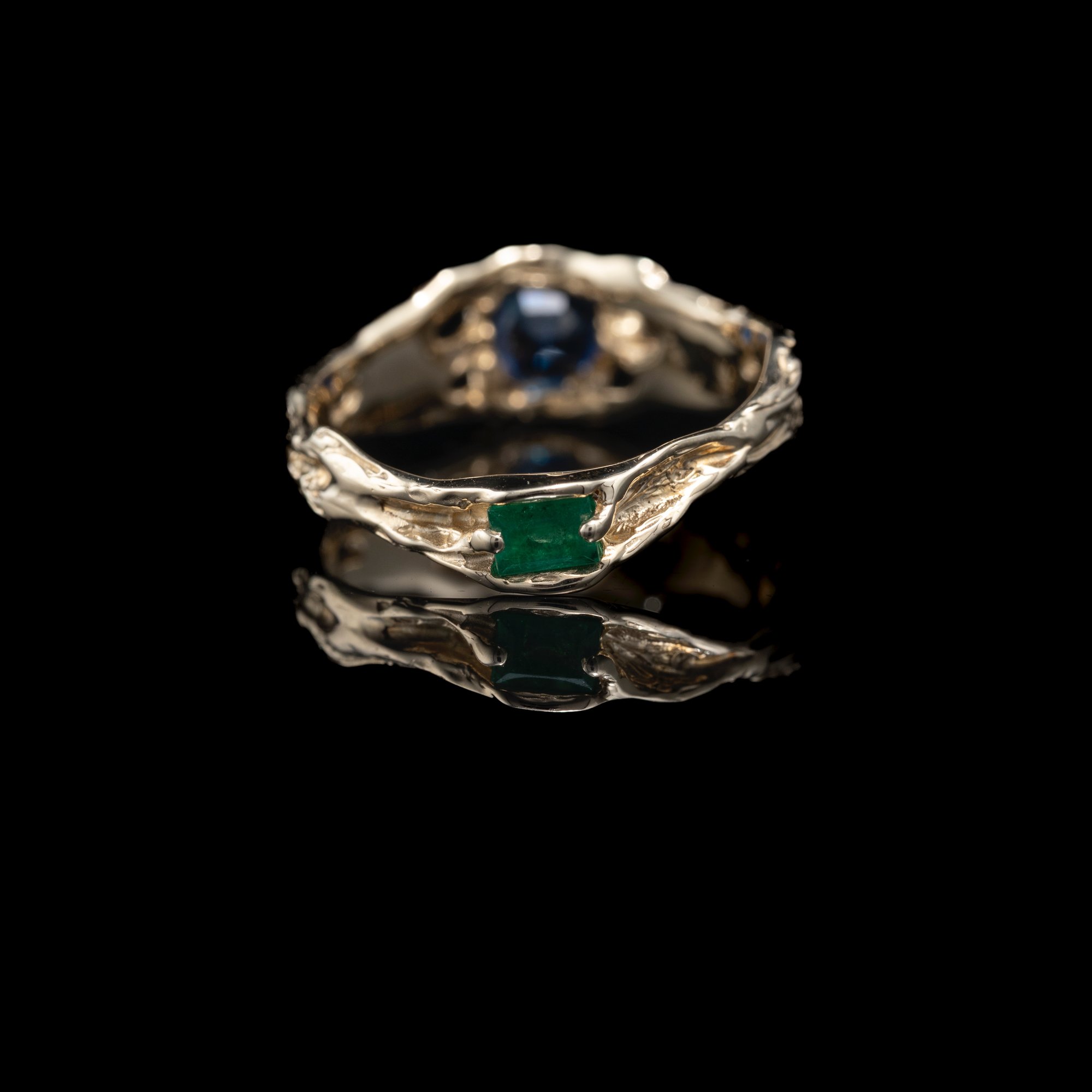 Золота каблучка з сапфіром та смарагдом - зображення 4