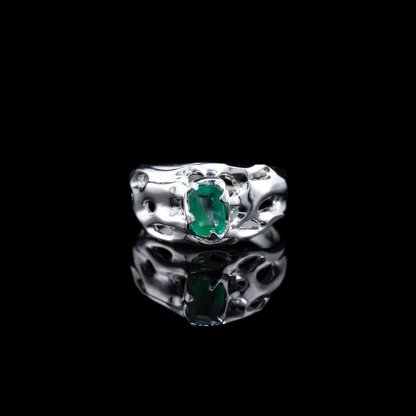 Каблучка зі смарагдом