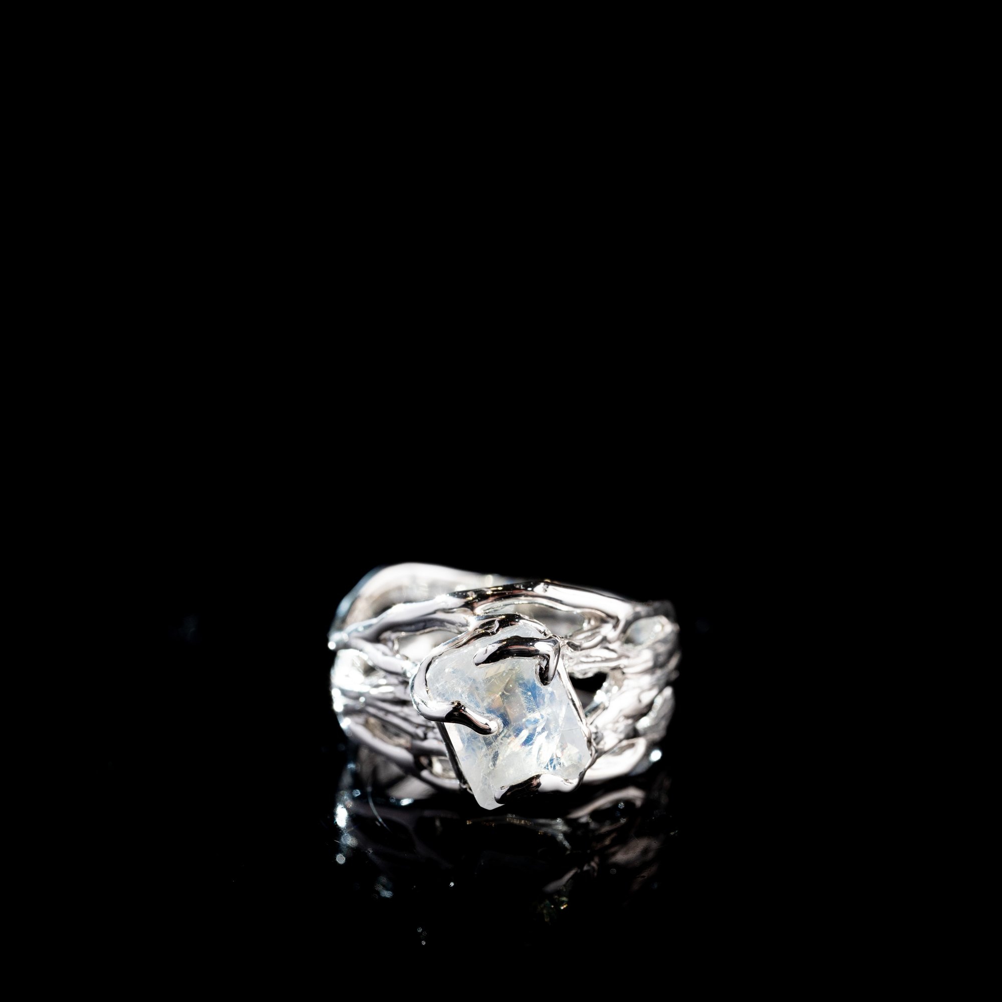 Каблучка з місячним камінням