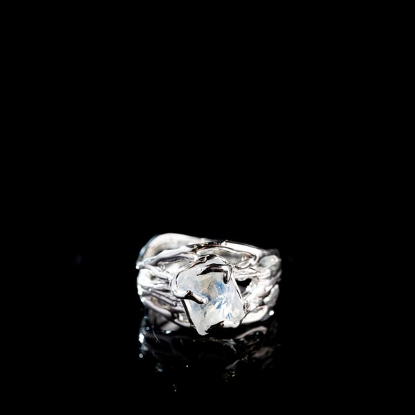 Каблучка з місячним камінням