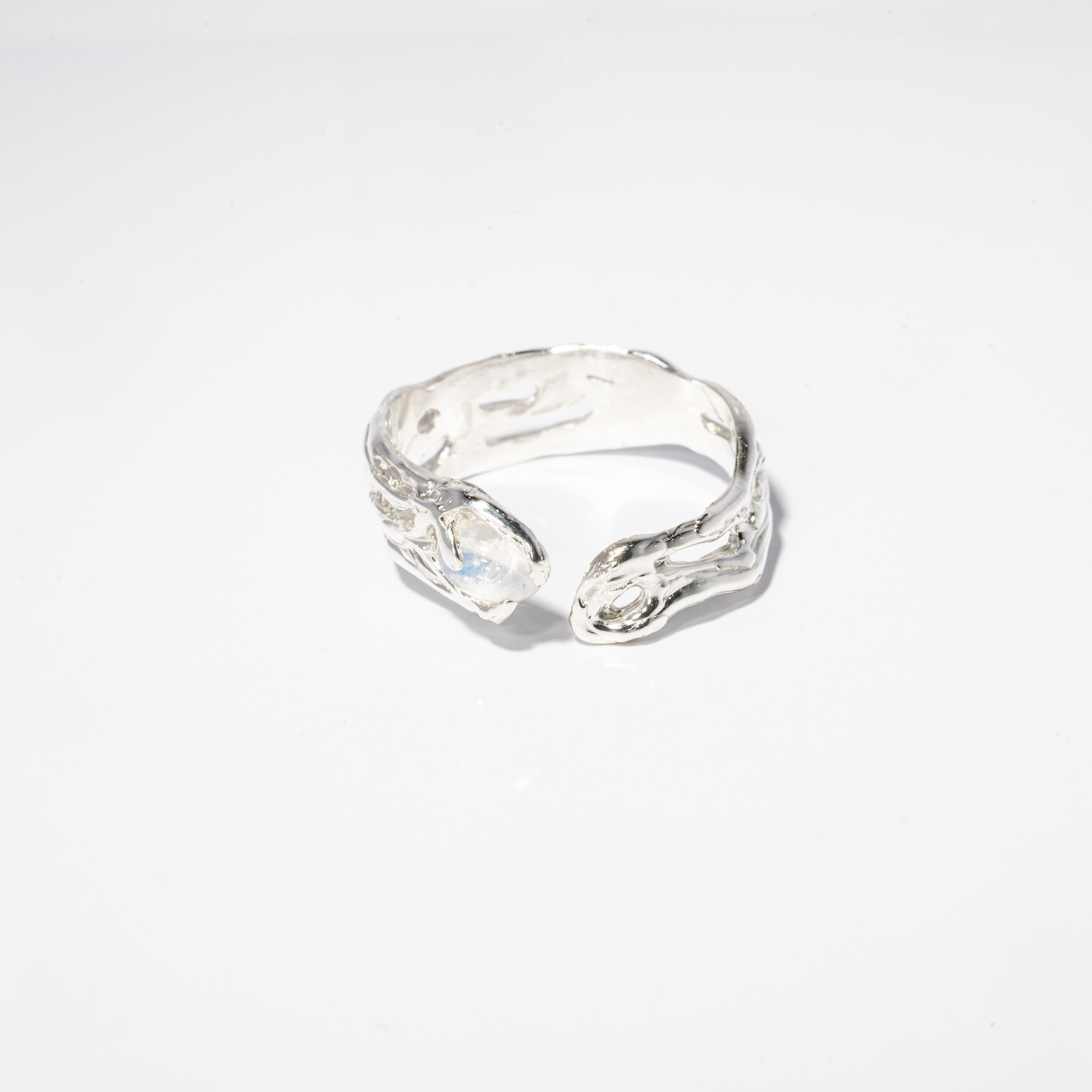 Каблучка з місячним камінням