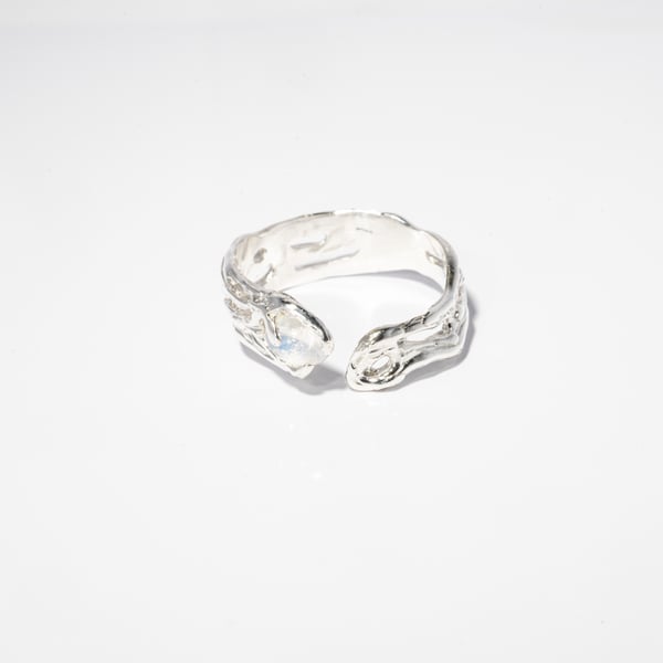 Каблучка з місячним камінням