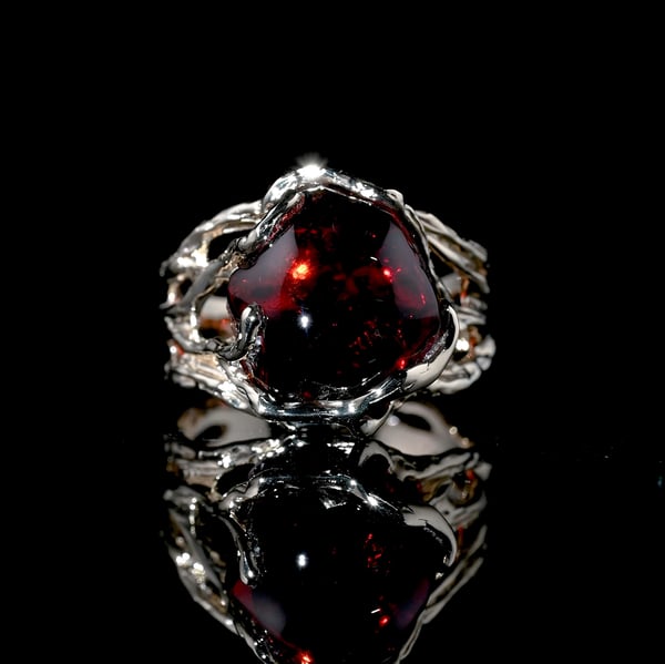 Золота каблучка з гранатом