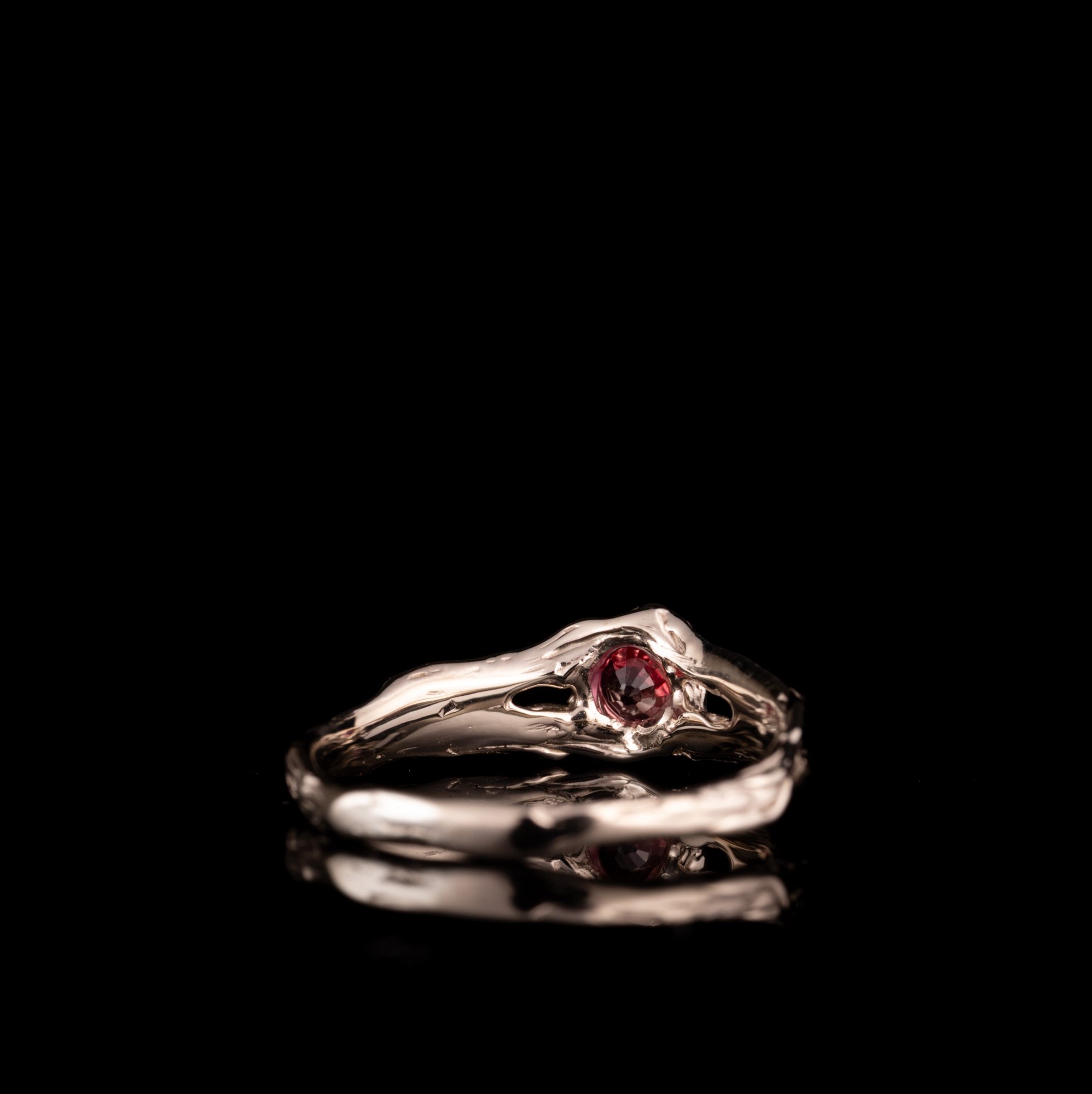 Каблучка з білого золота зі шпіннелю - зображення 5