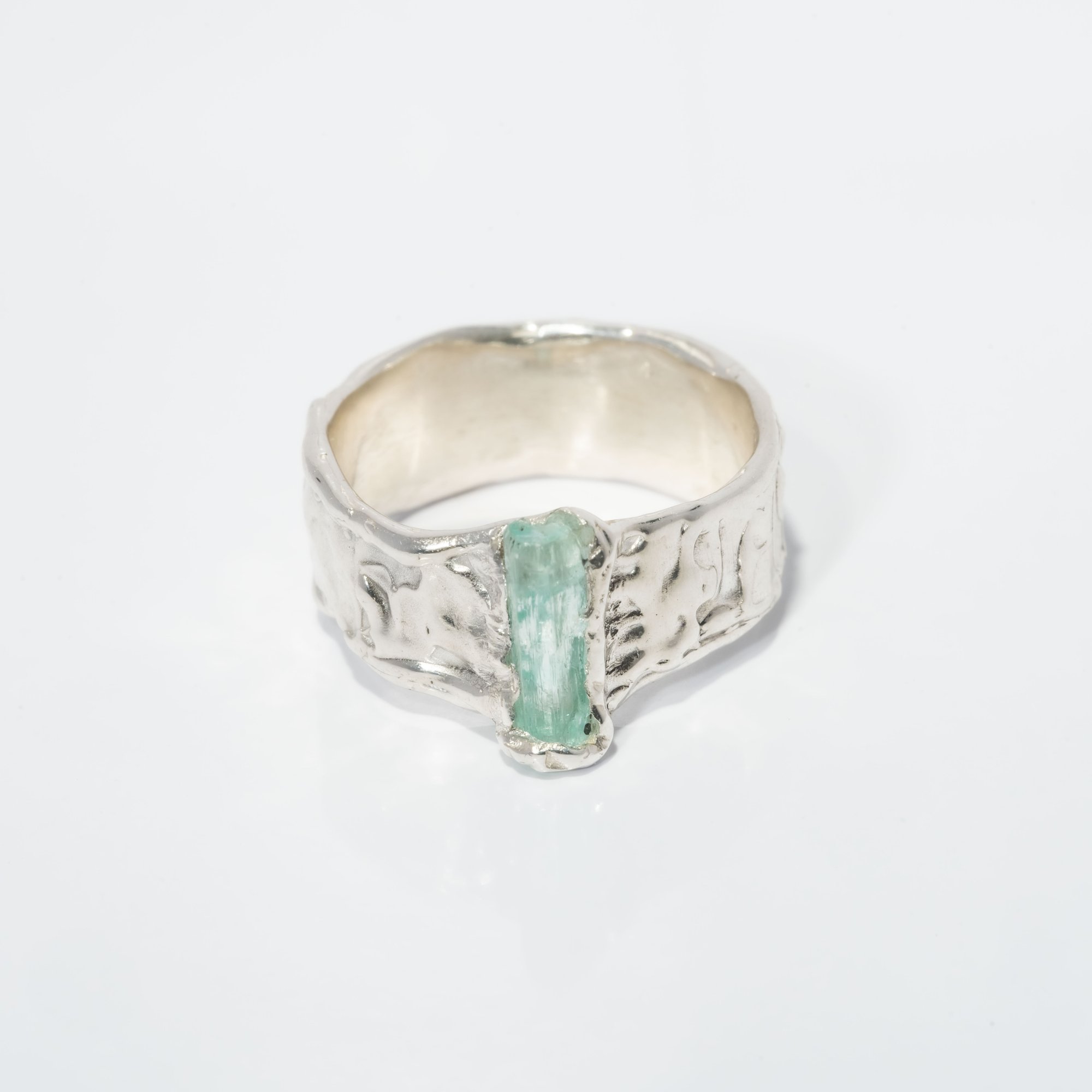 Каблучка зі смарагдом