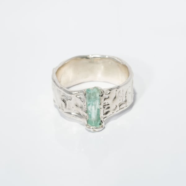 Каблучка зі смарагдом