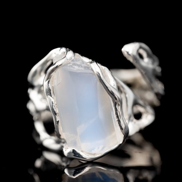 Каблучка з місячним камінням