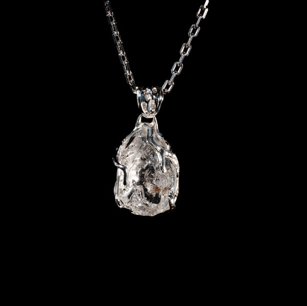 Кулон з кварцом з включеннями