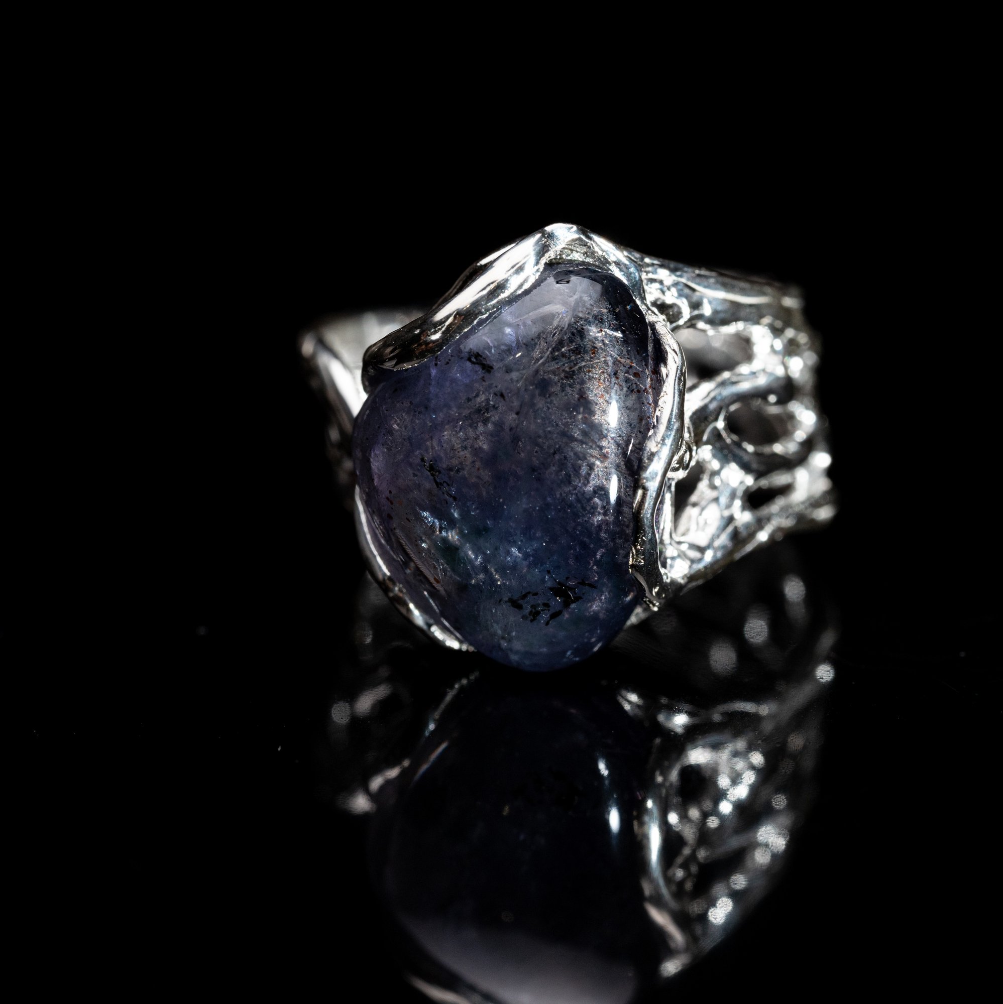 Каблучка з іолітом