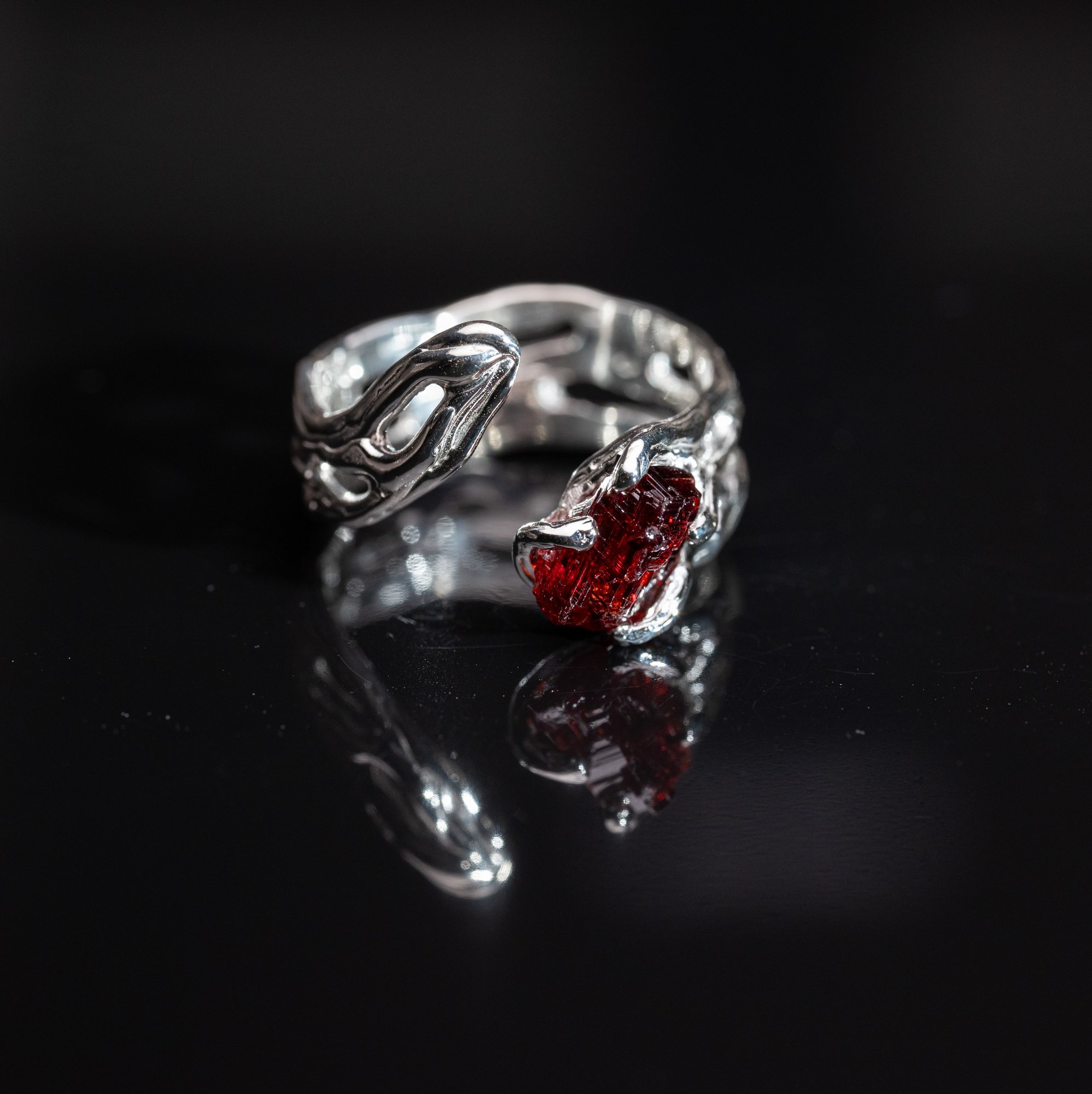 Каблучка з гранатом