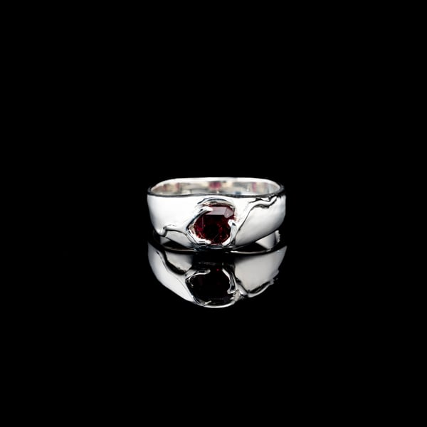 Каблучка з гранатом