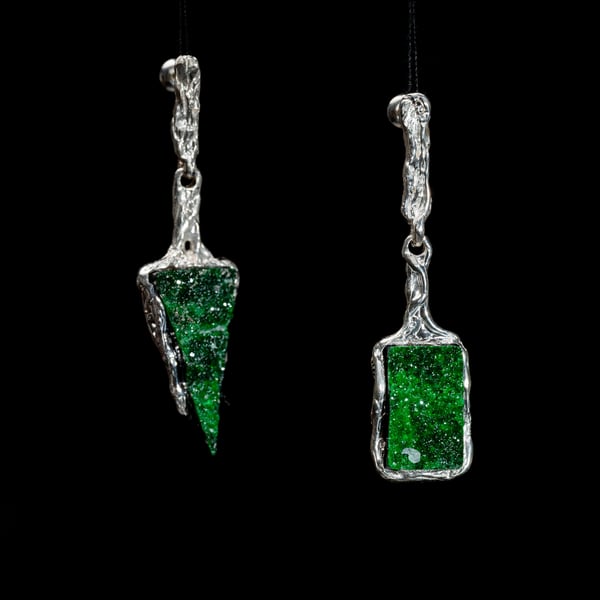 Earrings with Uvarovites