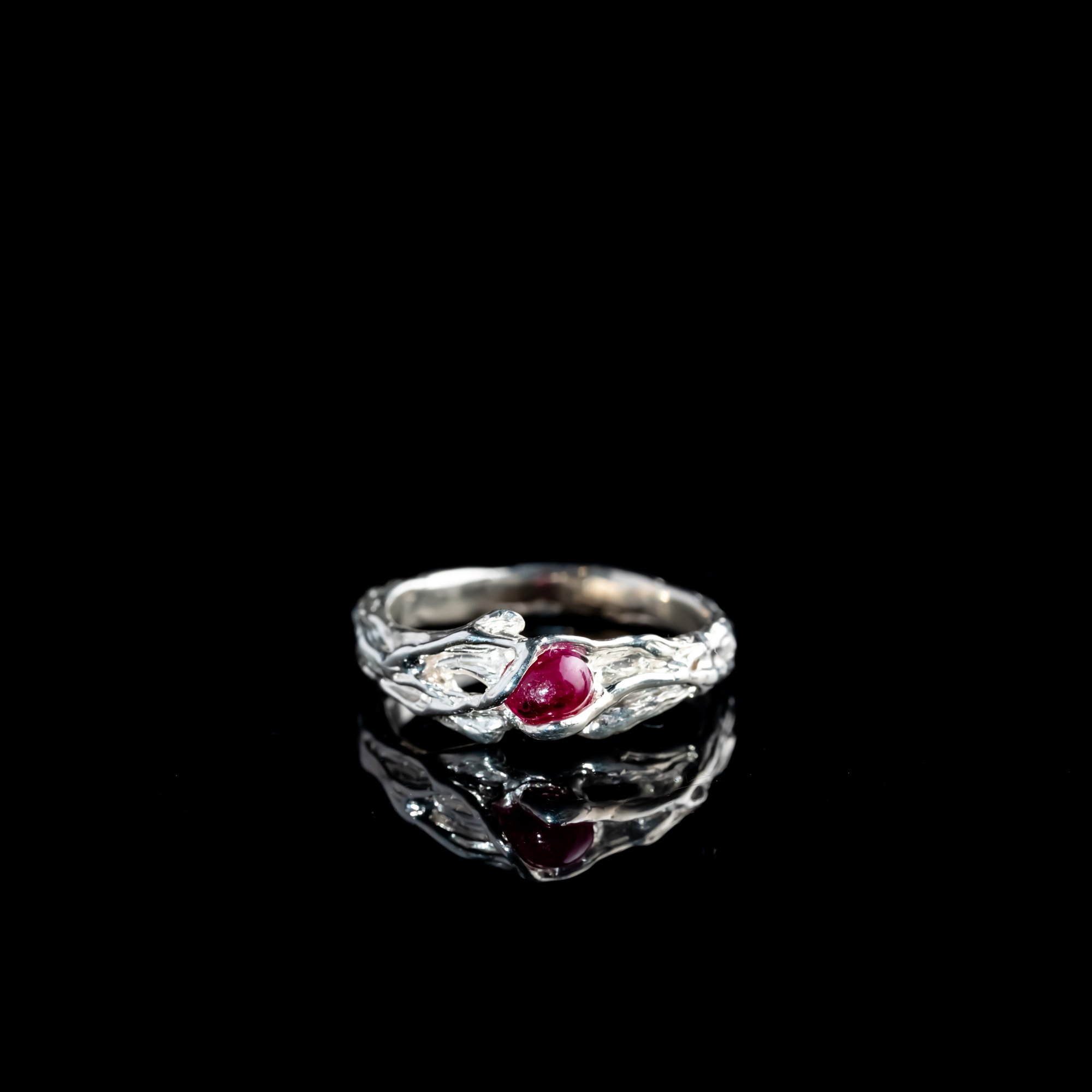 Каблучка з рубіном