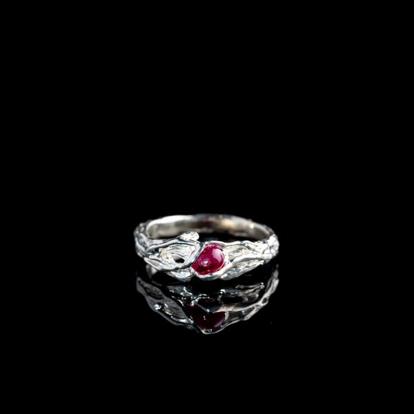 Каблучка з рубіном