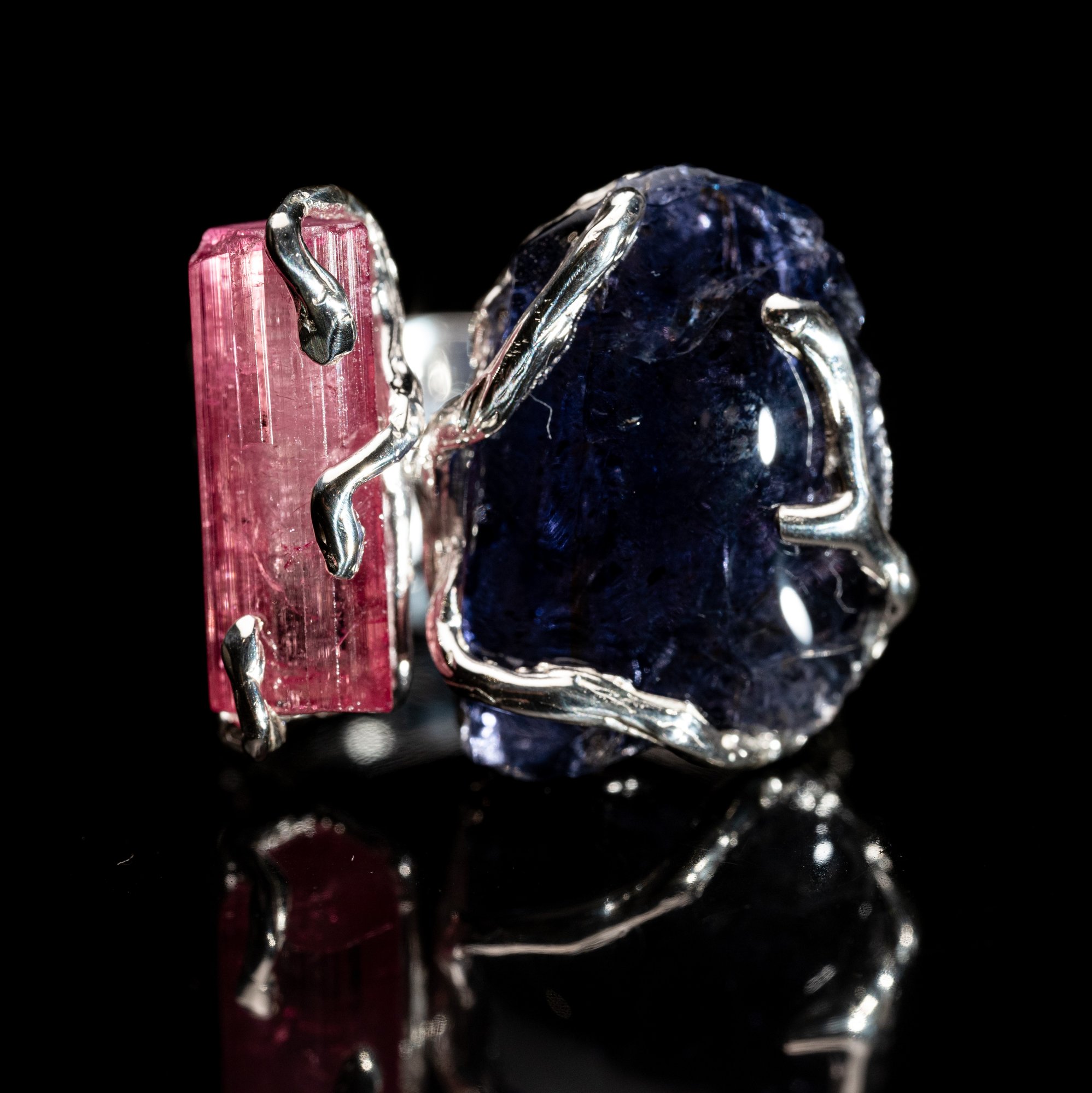 Каблучка з неоновим рожевим турмаліном та іолітом