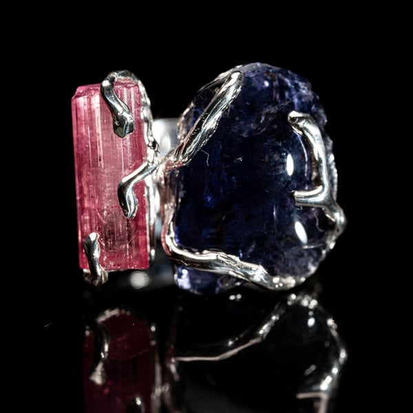 Каблучка з неоновим рожевим турмаліном та іолітом