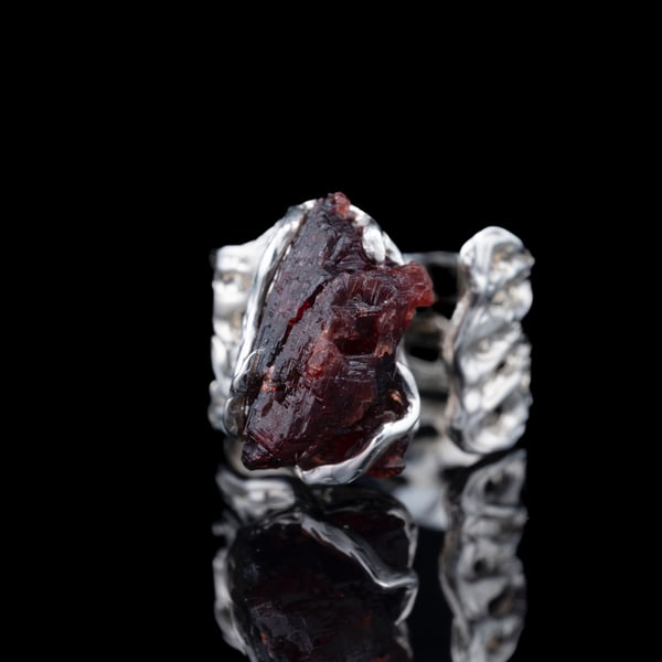 Каблучка з гранатом