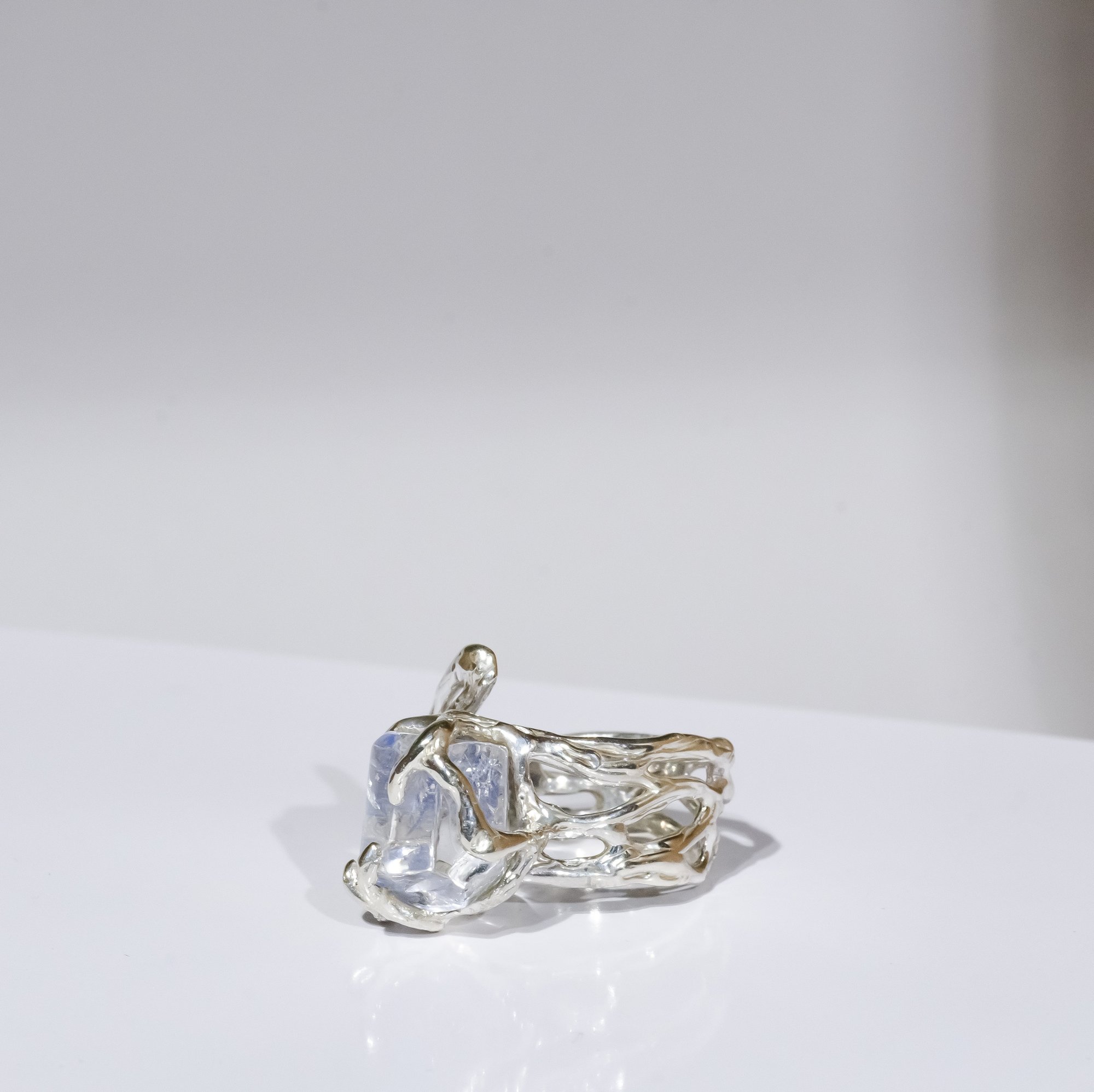 Каблучка з кварцом з включеннями дюмортьєриту