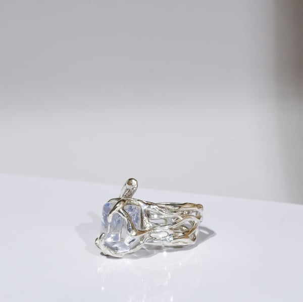 Каблучка з кварцом з включеннями дюмортьєриту