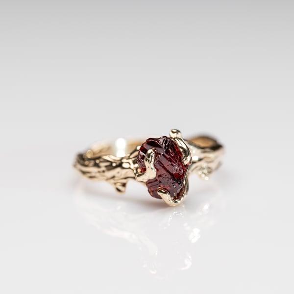 Золота каблучка з гранатом (спессартин)