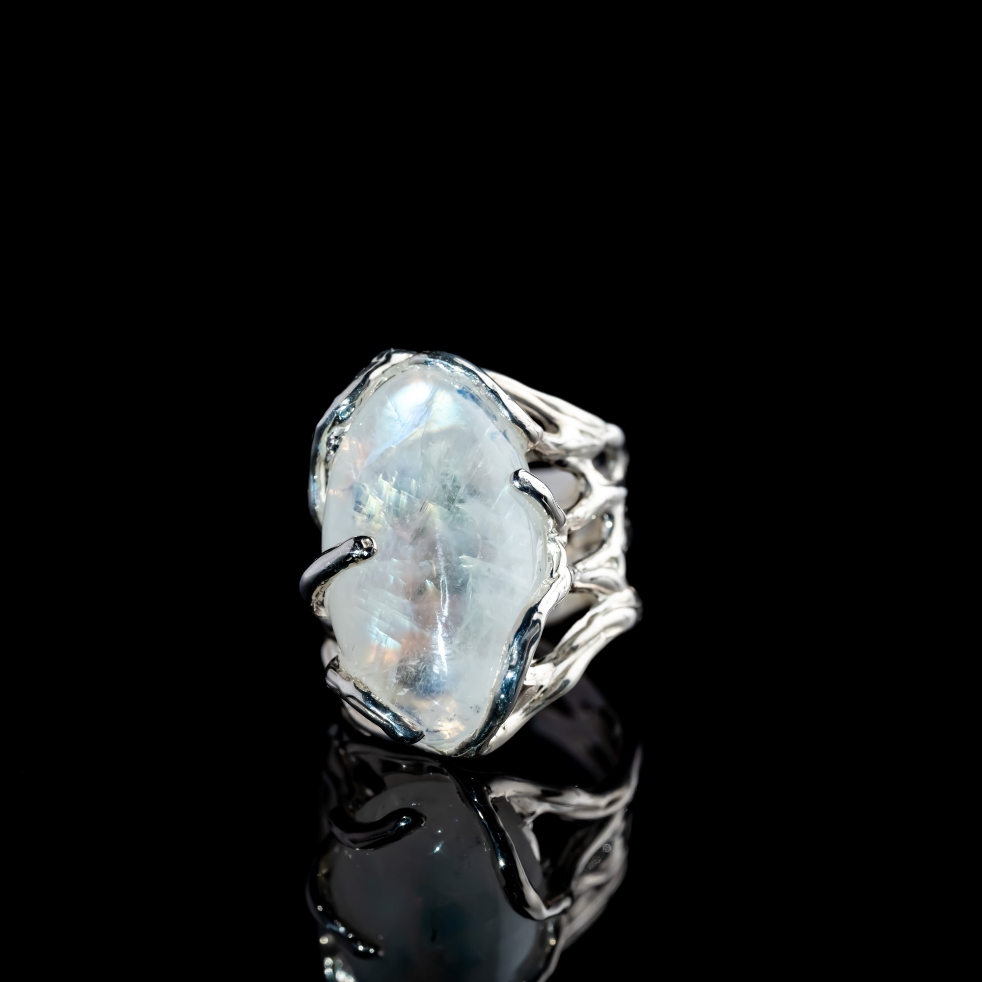 Каблучка з місячним камінням