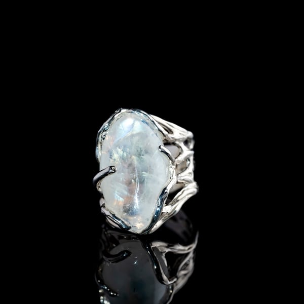 Каблучка з місячним камінням