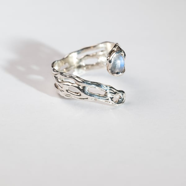 Каблучка з місячним камінням