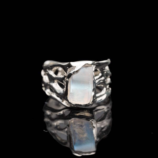 Каблучка з місячним камінням