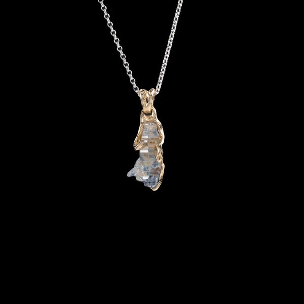 Золотий кулон з сапфіром