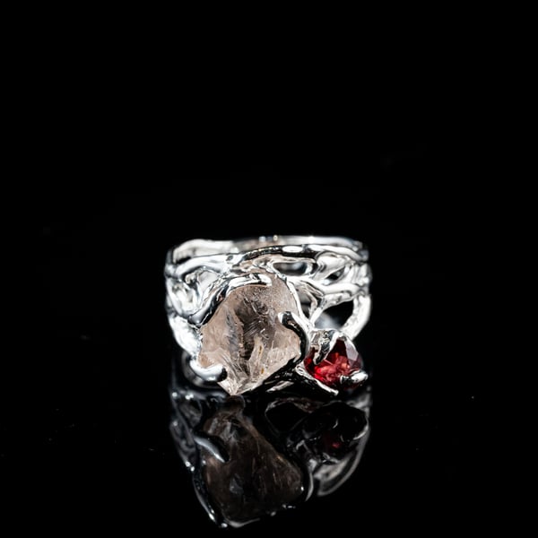 Каблучка з винним топазом та гранатом