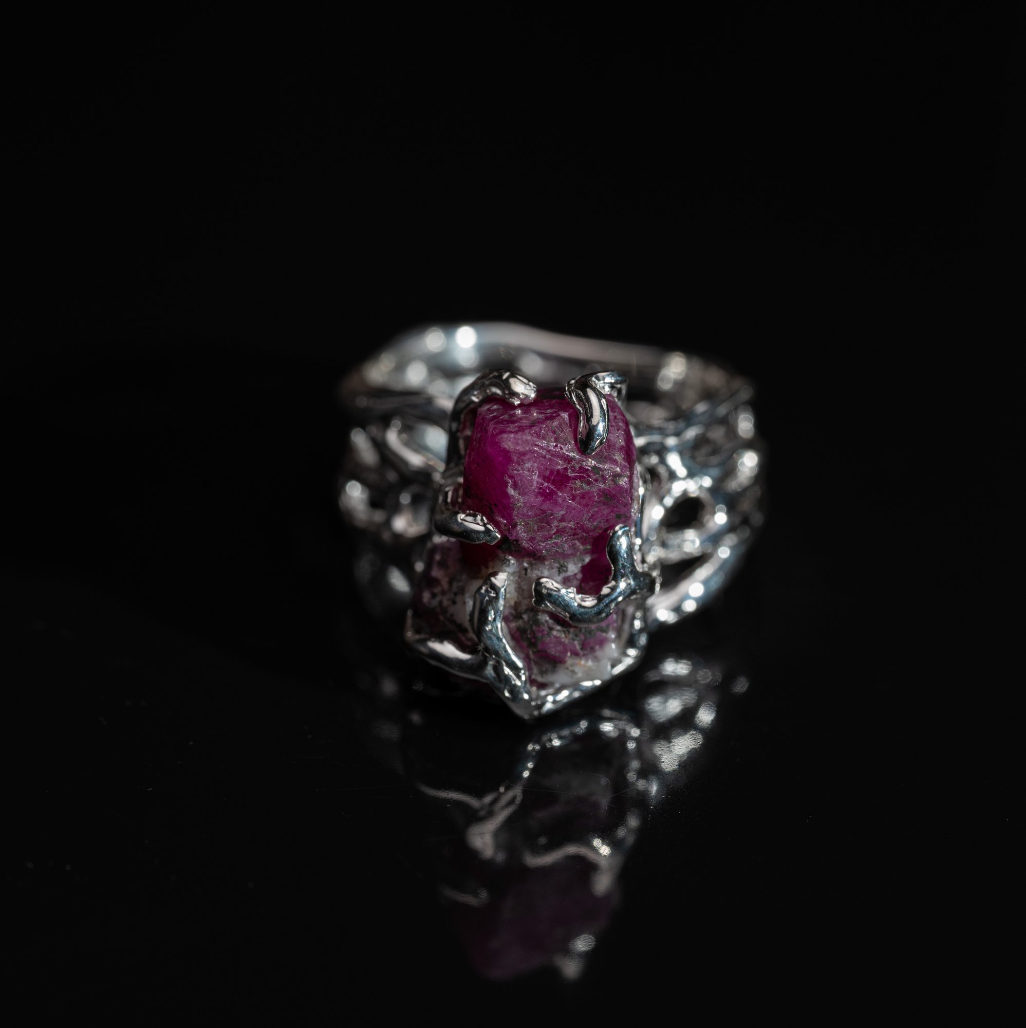 Каблучка з рубіном