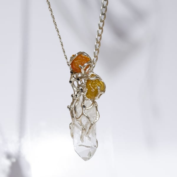 Кулон з гірським кришталем та сердоліками