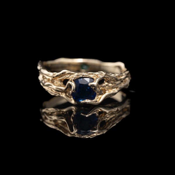 Золота каблучка з сапфіром та смарагдом