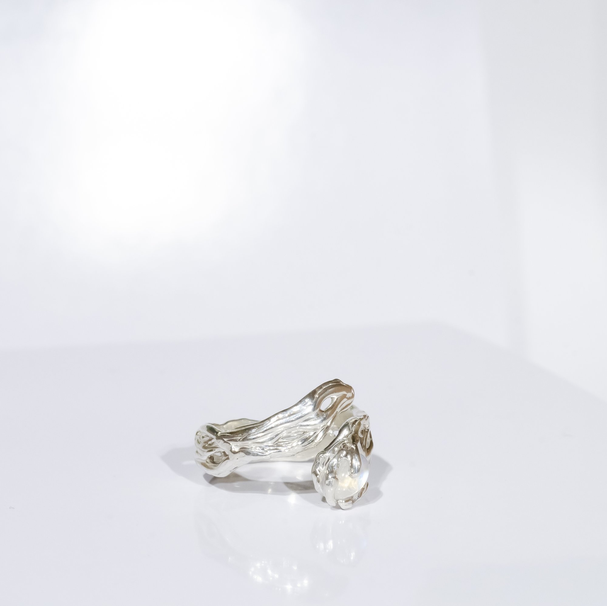 Каблучка з місячним камінням