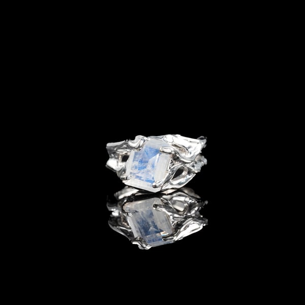 Каблучка з місячним камінням