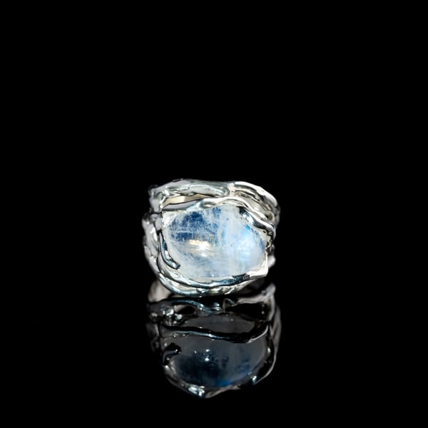 Каблучка з місячним камінням