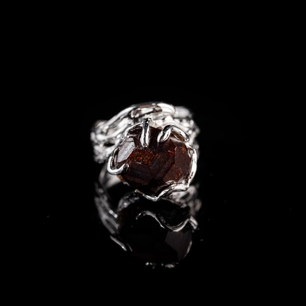 Каблучка з гранатом