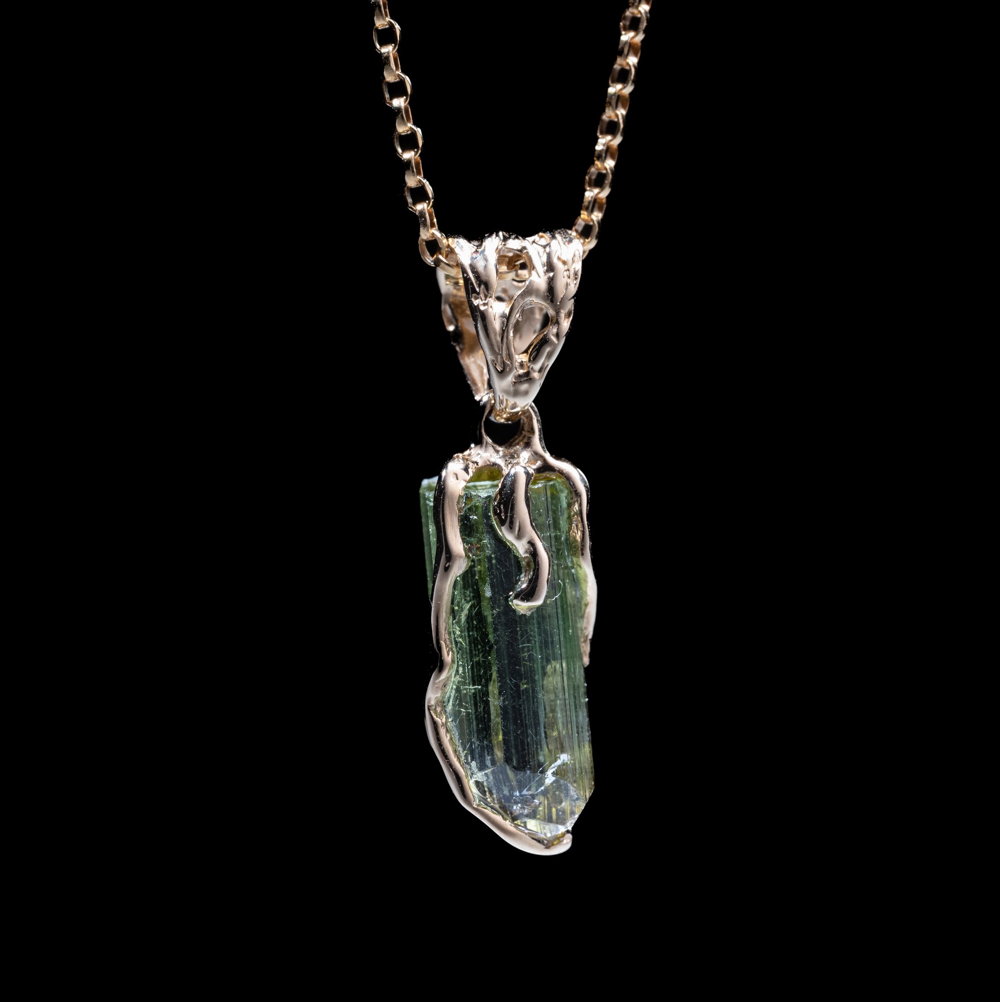 Золотий кулон с турмаліном