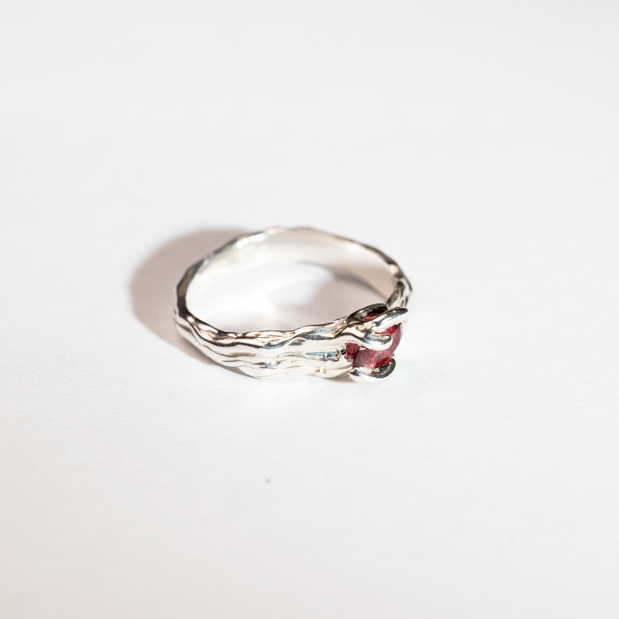 Каблучка з турмаліном рубеліт