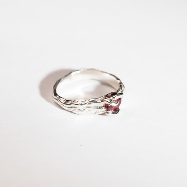 Каблучка з турмаліном рубеліт