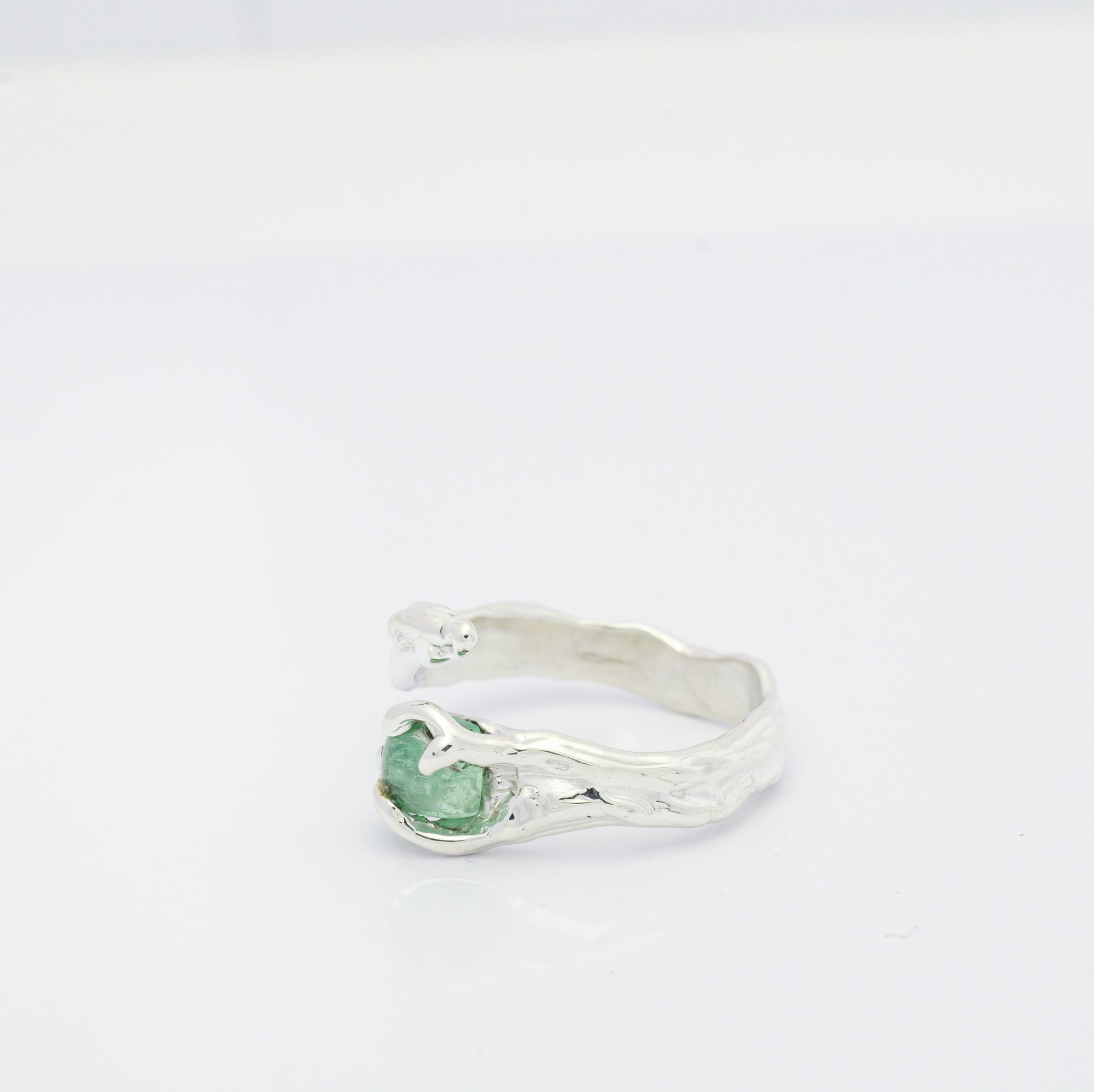 Каблучка зі смарагдом