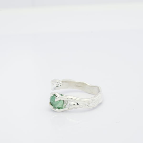 Каблучка зі смарагдом