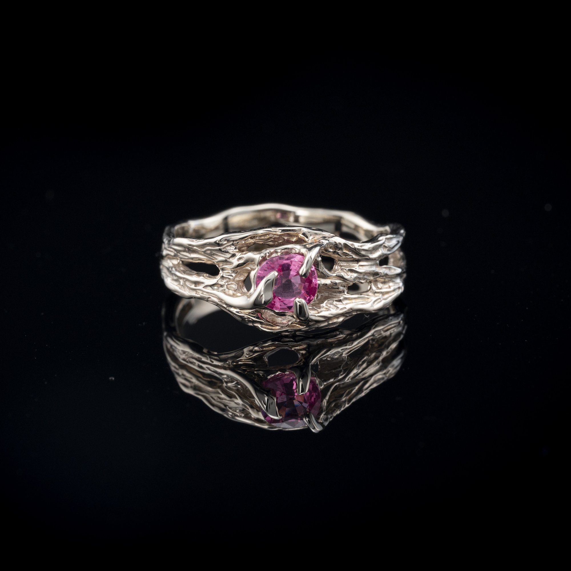 Золота каблучка з шпінелью