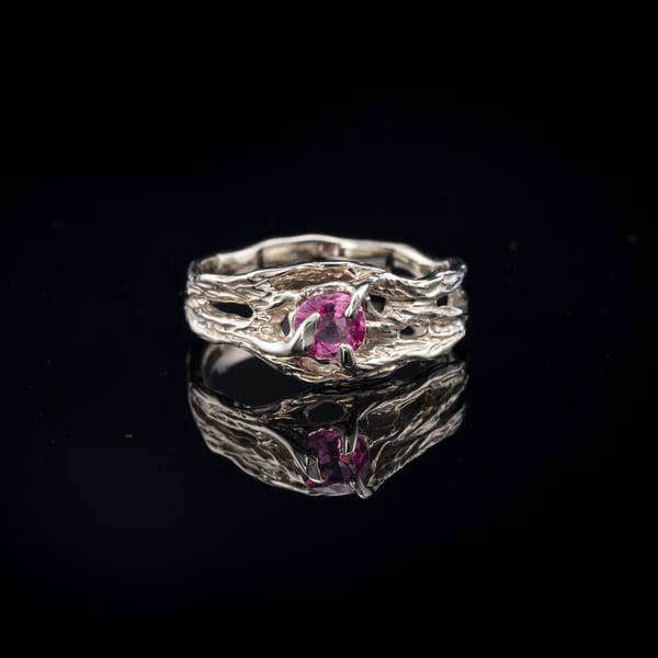 Золота каблучка з шпінелью