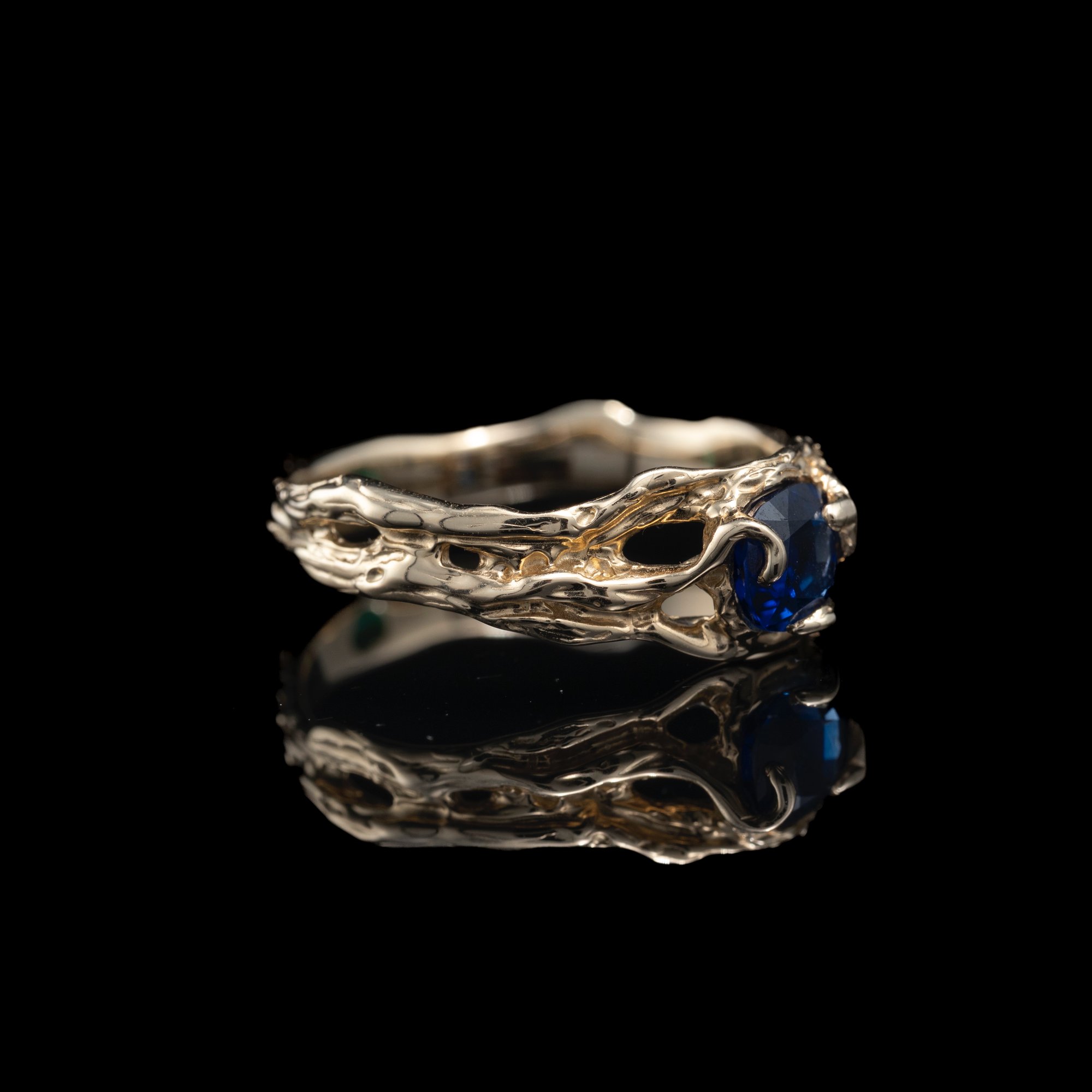 Золота каблучка з сапфіром та смарагдом - зображення 6