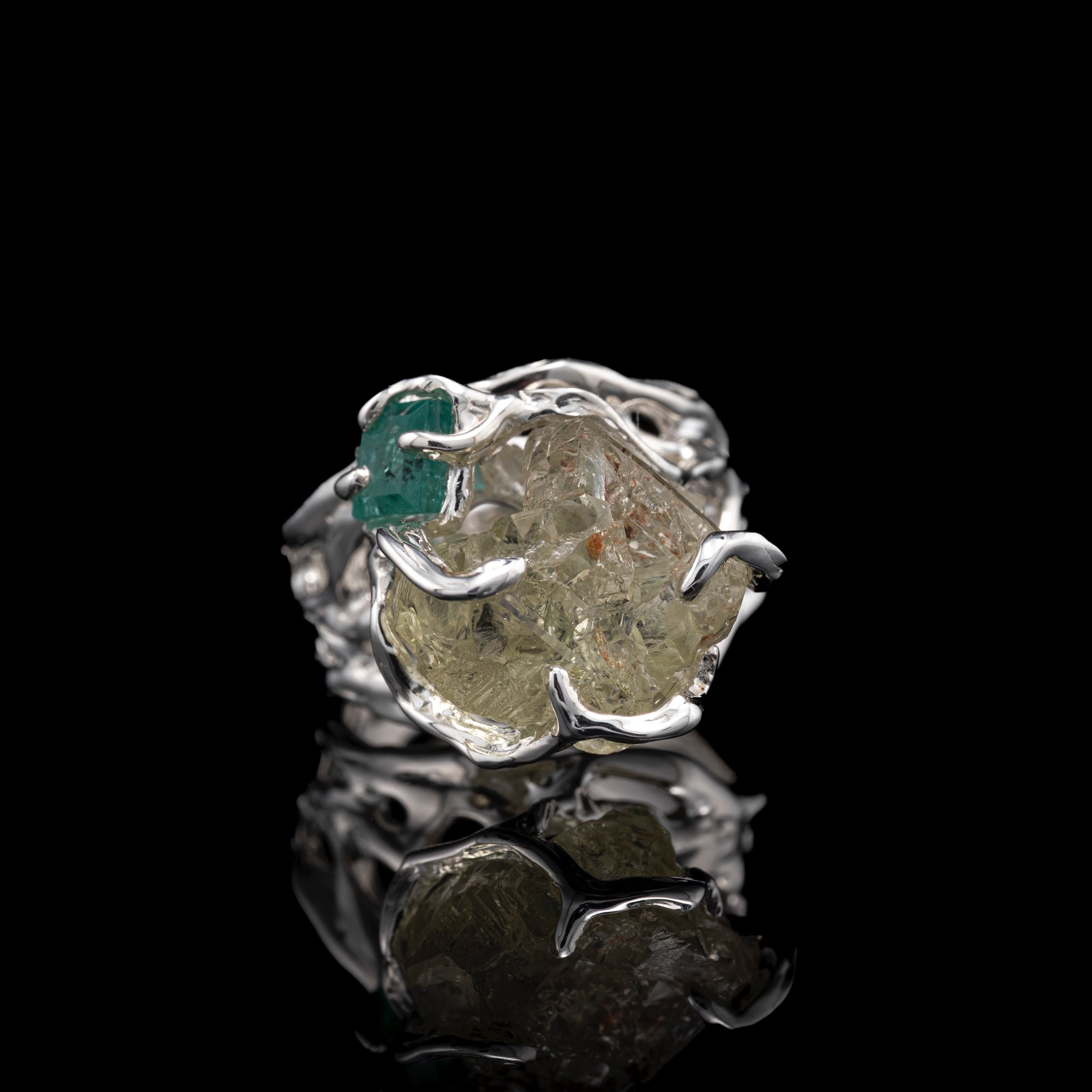 Каблучка з геліодором та смарагдом