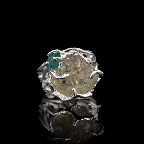 Каблучка з геліодором та смарагдом