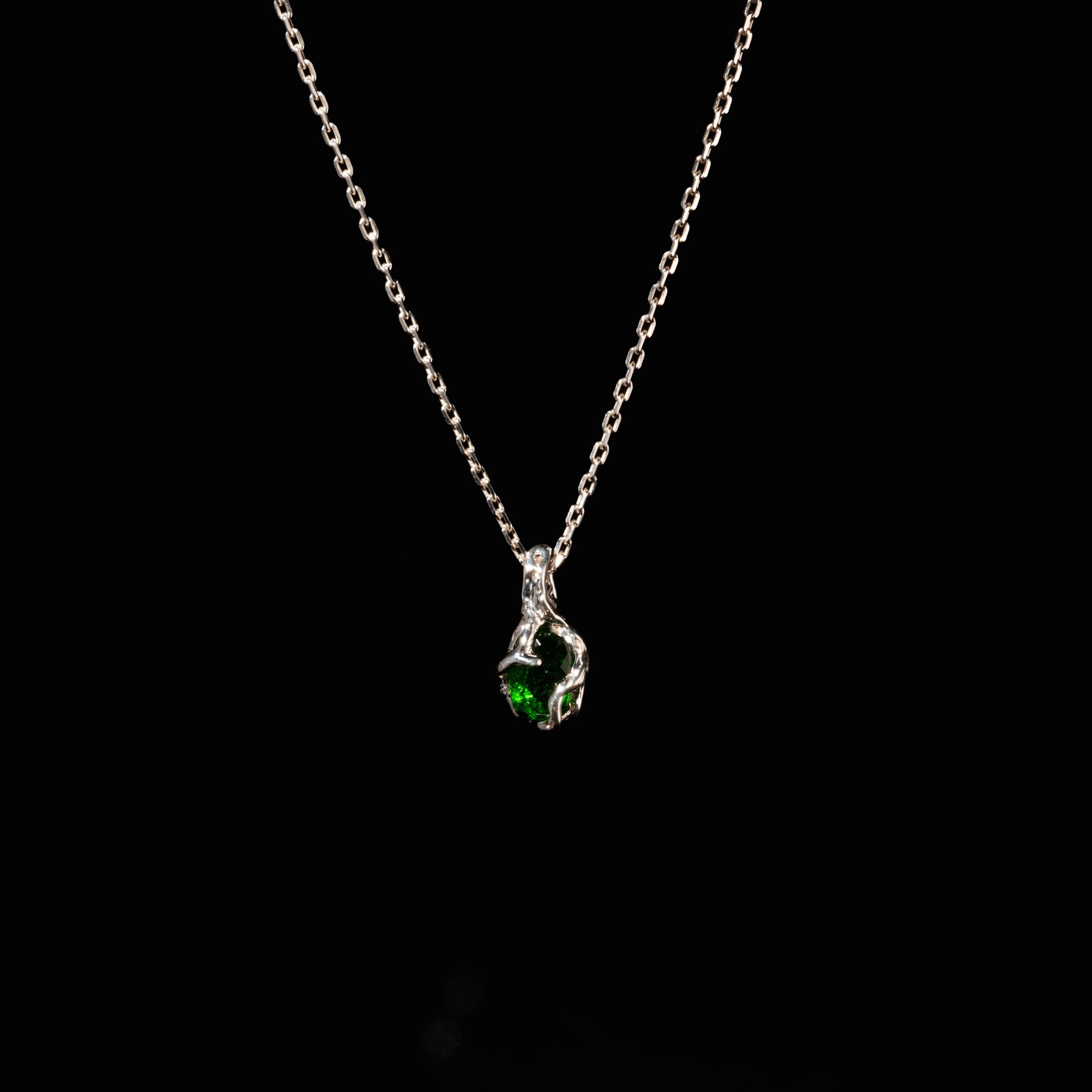 Кулон з хромдіопсидом